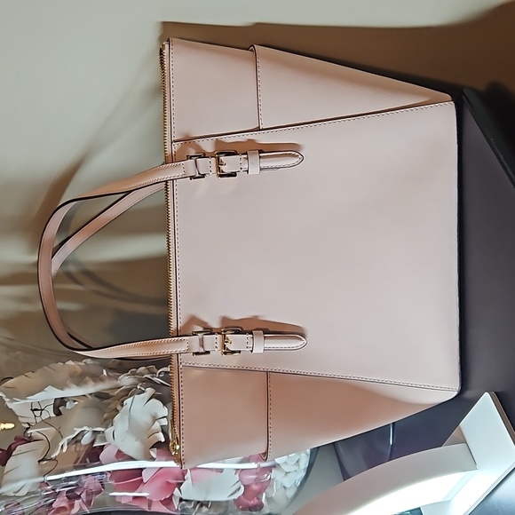 Michael Kors purse/tote - Mint condition - Picture 2 of 6